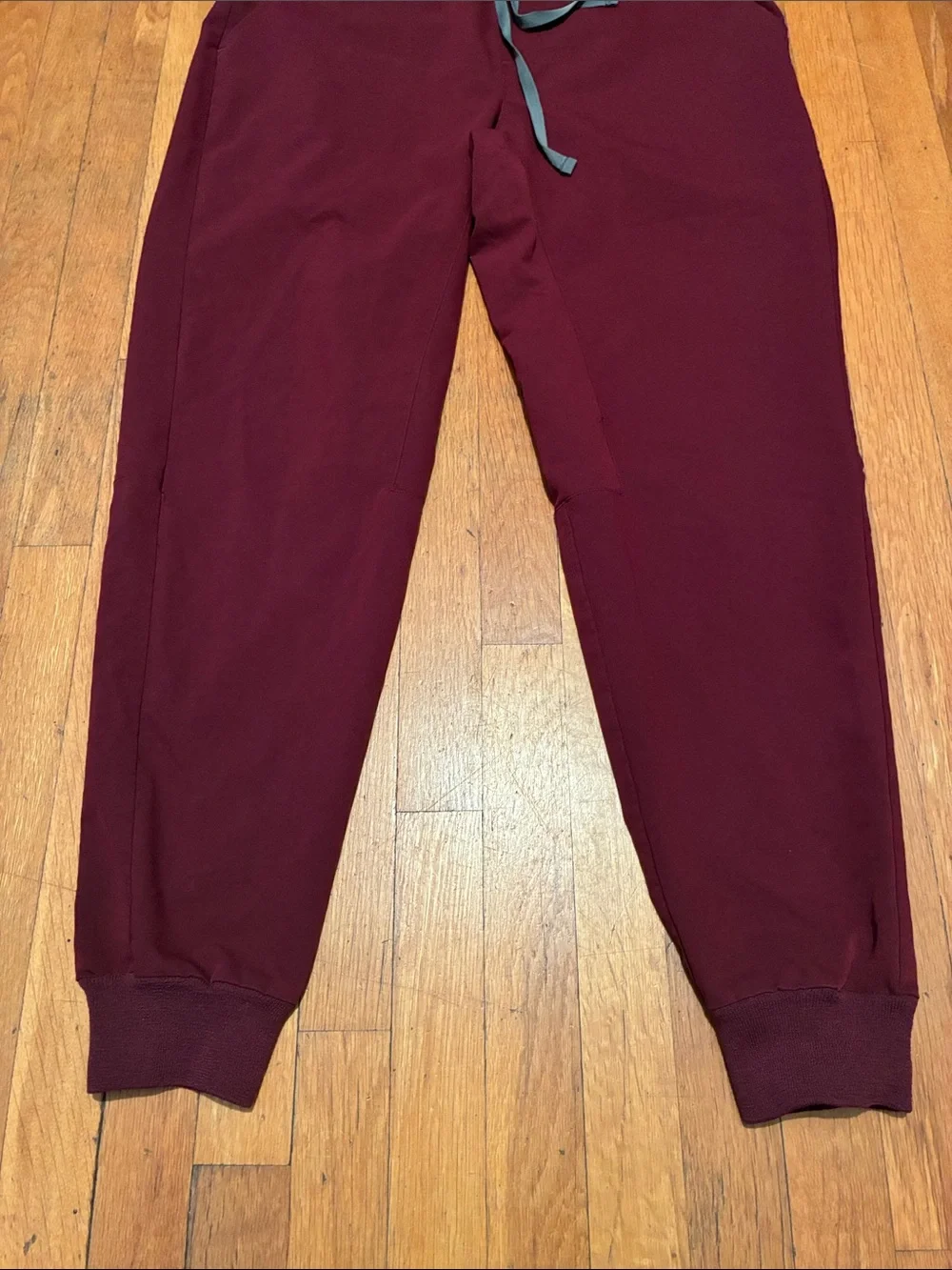 Figs Tansen Jogger Scrub Pants in Burgundy, Men’s size Large